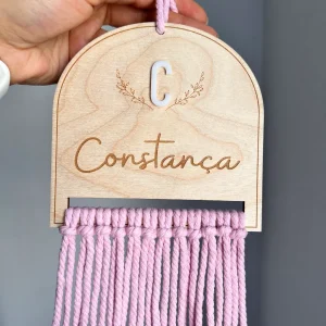 Placa com nome e franja de cordel