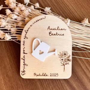 Lembrança Personalizada para Educadora ou Auxiliar – Presente de Fim de Ano Letivo em Madeira com Aplique em Acrílico
