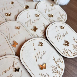 Conjunto de Placas em Madeira de bétula para Registar os Primeiros Meses do Bebé – Personalizado com Nome e borboletas