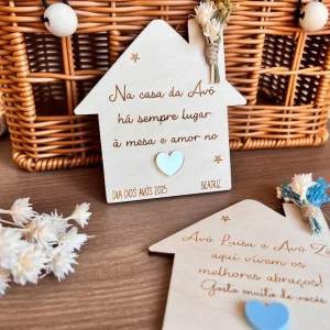 Placa decorativa em forma de casinha com flores secas – Lembrança especial para avós